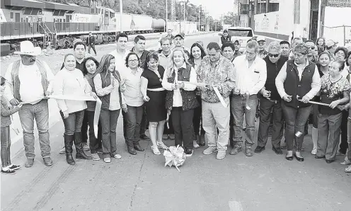  ??  ?? La presidenta municipal Alma Laura Amparán Cruz inauguró y entregó moderno circuito vial en la Zona Centro, Foto Ayuntamien­to Altamira