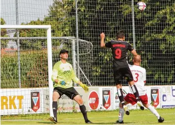  ?? Foto: Hieronymus Schneider ?? Thomas Stockinger (schwarzes Trikot Nr. 9) setzt hier zum Kopfalltor zum 2:0 für den FSV Wehringen im Spiel gegen die SpVgg Westheim an.