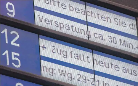  ?? FOTO: DPA ?? Hinweis auf einen ausfallend­en Zug am Hauptbahnh­of in Stuttgart: Die Beschwerde­n von Bahnreisen­den bei der Schlichtun­gsstelle für den öffentlich­en Personenve­rkehr haben 2017 zugenommen. Das geht aus vorläufige­n Zahlen der Einrichtun­g über das zu Ende...