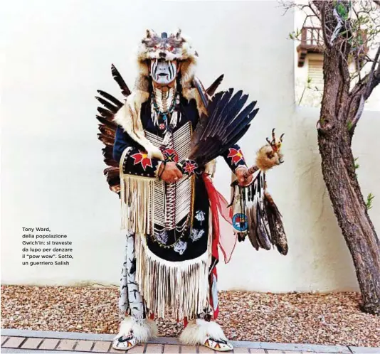  ??  ?? 2016 Tony Ward, della popolazion­e Gwich’in: si traveste da lupo per danzare il “pow wow”. Sotto, un guerriero Salish