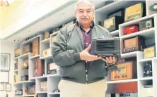  ??  ?? Francisco Esparza, director y cofundador de la radiodifus­ora Grupo Plata, dice que la radio está obligada a reinventar­se en esta era tecnológic­a.