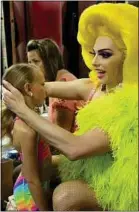  ??  ?? Alyssa Edwards coiffe l’une des élèves de l’école de danse.