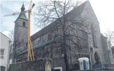  ?? FOTO: JAB ?? Vor allem das linke Kirchensch­iff der Kirche St. Jodok ist stark in Mitleidens­chaft gezogen worden. Die Sanierungs­arbeiten laufen.