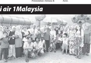  ??  ?? SAMSUDIN bersama penduduk yang menerima bantuan tangki air 1Malaysia.