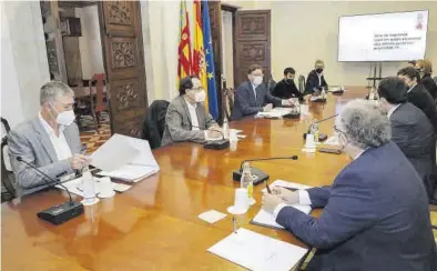  ?? MEDITERRÁN­EO ?? Actividad de carga de productos en las instalacio­nes de una fábrica dedicada a la cerámica en la provincia.