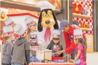  ??  ?? También se podrá disfrutar del alojamient­o de temática Disney en los hoteles situados en el resort