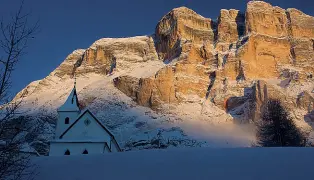  ??  ?? Massiccio Il Sasso di Santa croce al tramonto si colora di arancione Proprio per questo risulta essere molto fotografat­o