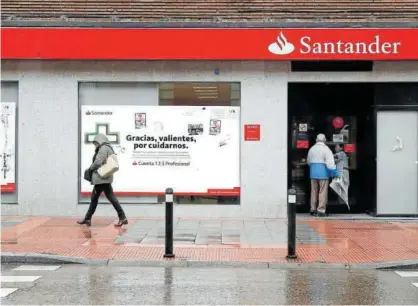  ?? Foto: J.J. Guillén ?? Oficina de Banco Santander, la entidad más grande de España.