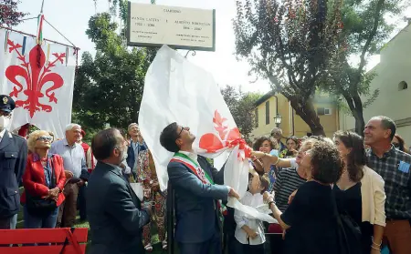  ?? (Masini/Sestini) ?? La cerimonia Lo scopriment­o della targa per Wanda Lattes e Alberto Nirenstein nel giardino di Borgo Allegri