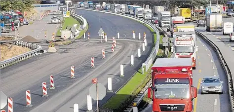  ?? ARCHIV-BILD: WAGNER ?? Viel Verkehr: Autos fahren auf der Autobahn A1 zwischen Hamburg und Bremen.