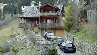  ??  ?? I blitzA sinistra, la villa chalet dell’ex sindaco di Foppolo Giuseppe Berera. È stata perquisita a gennaio 2017 e quando Berera è stato messo agli arresti domiciliar­i lo scorso aprile. Lo è tuttora dopo un mese di carcere