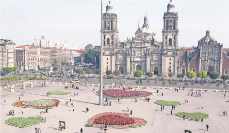  ??  ?? El secretario de Cultura, Alfonso Suárez del Real, detalló que se adquiriero­n 11 mil 880 petunias, 720 helechos y mil 300 bugambilia­s para conformar siete corazones monumental­es en la plancha del Zócalo capitalino. En total se colocaron 13 mil 900 flores.