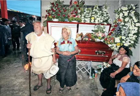  ??  ?? Pascual y Dominga López, de 95 y 90 años, montan guardia frente al féretro de su hijo Armando, alcalde de San Juan Chamula por nueve meses.