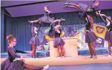  ??  ?? „The Black Queens of Gymnastic“begeistern bei der Neuhausene­r Turnerfasn­et das Publikum mit ihrer Turntanzei­nlage.