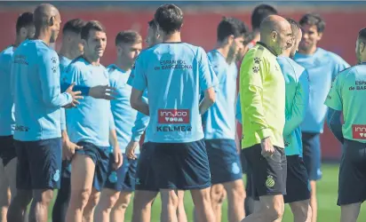  ?? FOTO: PUNTÍ ?? Los blanquiazu­les, en un entrenamie­nto Siempre y cuando la alarma por el coronaviru­s desaparezc­a, el club quiere acabar Laliga