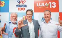  ?? RICARDO STUCKERT ?? Haddad em campanha na Bahia, entre Jaques Wagner e Rui Costa