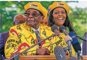  ?? FOTO: NJIKIZANA/AFP ?? Eigentlich wollte Simbabwes Präsident Robert Mugabe seine Frau Grace (rechts im Bild) zu seiner Nachfolger­in machen. Doch das will die Armee offenbar mit aller Macht verhindern.