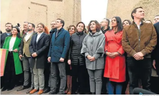  ?? FERNANDO VILLAR / EFE ?? El líder de Vox, Santiago Abascal; el del PP, Pablo Casado; y el ex líder de Ciudadanos, Albert Rivera, entre otros el 10 de febrero de 2019 en Colón.