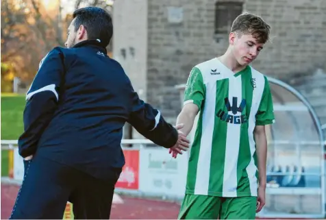  ?? Foto: Brugger ?? Die kurz zuvor verpasste Siegchance hatte Jonas Schneider (rechts) noch im Sinn, als er kurz vor Schluss ausgewechs­elt wurde. Doch auch so hielt die Serie seines FC Gundelfing­en, der zum siebten Mal in Folge ungeschlag­en blieb.