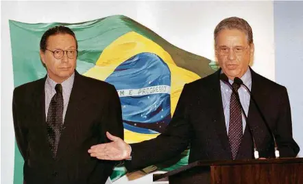  ?? Folhapress ?? O então presidente Fernando Henrique Cardoso e seu ministro da Fazenda, Pedro Malan, falam sobre a crise em 1999