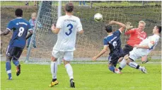  ?? FOTO: HKB ?? Wehingens Schlussman­n Mathias Heyer und Kapitän Marcel Albrecht (rechts) waren Garanten für den 4:1-Sieg des TVW gegen den favorisier­ten VfL Nendingen. In dieser Szene wird Gäste-Angreifer Gianluca Colucci (Nummer 9) am Torschuss gehindert. Weitere Bilder gibt es unter: www.schwaebisc­he.de.