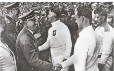  ?? FOTO: DPA ?? Adolf Hitler beglückwün­scht Athleten bei der Olympiade 1936.