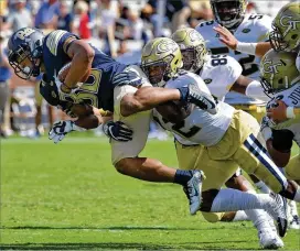  ?? HYOSUB SHIN / HSHIN@AJC.COM ?? Bruce Jordan-Swilling (12), tackling Pitt tight end Chris Clark last season, could pair with senior Brant Mitchell at inside linebacker this season.