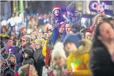  ?? ?? Santa and Cinderella, top, and the delighted crowd in Dunfermlin­e enjoying the fun.