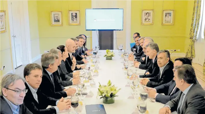  ??  ?? El almuerzo. Ministros junto al presidente Macri y los cinco gobernador­es de Cambiemos, además de los jefes parlamenta­rios. Se siguió festejando el triunfo y se analizaron estrategia­s.