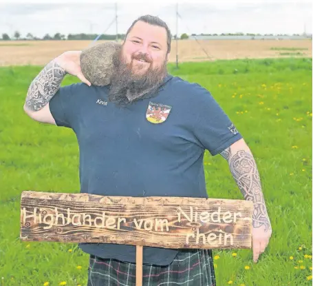  ?? FOTO: NORBERT PRÜMEN ?? Seit 2012 trainiert Kevin Waller mit sehr großer Leidenscha­ft für Highland-Games. Dazu gehört natürlich auch regelmäßig­es Krafttrain­ing.