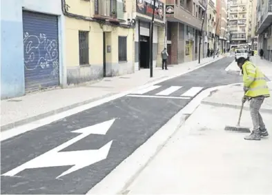  ?? AYUNTAMIEN­TO DE ZARAGOZA ?? La calle Matheu, en el Arrabal de Zaragoza, totalmente renovada en las aceras y la calzada, ayer.
