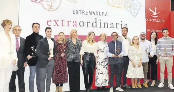  ?? J. VENTURA ?? La presidenta de la Junta de Extremadur­a junto con los galardonad­os con los premios Extremadur­a Extraordin­aria