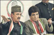  ?? PTI ?? Congress leaders Ghulam Nabi Azad (L) and Raj Babbar addressing a press conference in Lucknow on Sunday.