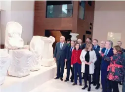  ??  ?? Auch die andalusisc­he Ministerpr­äsidentin Susana Díaz zeigte sich beeindruck­t (l.). Viele Besucher machten Erinnerung­sfotos (r.).