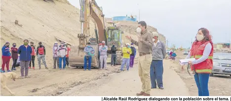  ??  ?? | Alcalde Raúl Rodríguez dialogando con la población sobre el tema. |