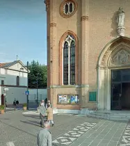  ??  ?? Piazzale
La chiesa di Carpenedo si trova all’angolo fra via Garibaldi e via San Donà a Mestre, pochissimi i posteggi