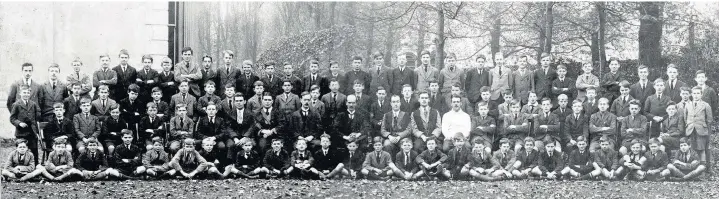  ??  ?? CS Kipping (centre) with staff and pupils at Wednesbury Boys High School, 1927