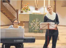  ?? FOTO: EDWIN HÜGLER ?? Caroline (links) und Simone Grupp haben in der Quirinus-Kirche in Essingen musiziert.