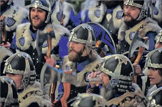  ?? AFP / GETTY ?? Los orígenes. Actores vestidos de vikingos en un festival de las islas Shetland(Reino Unido). Abajo, la princesa sueca Sofia Hellqvist