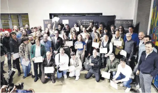  ?? MIGUEL ÁNGEL GRACIA MIGUEL ÁNGEL GRACIA ?? Foto de familia de los nominados con sus diplomas y los organizado­res y autoridade­s, ayer, en el Espacio Ambar de Zaragoza.