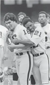  ?? PAUL SAKUMA/ASSOCIATED PRES FILE ?? Cliff Branch hugs quarterbac­k Jim Plunkett as they line up for a team picture on Jan. 21, 1981, prior to the Raiders’ appearance in the Super Bowl at the Superdome in New Orleans.