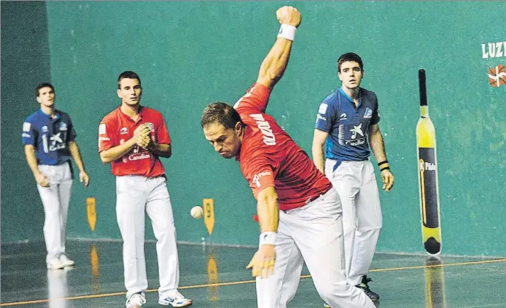  ?? FOTO: UNANUE ?? Fin al idilio Olaizola II se dispone a sacar en el partido disputado de ayer en el Aritzbatal­de, junto a Ander Imaz, contra Irribarria y Zabaleta