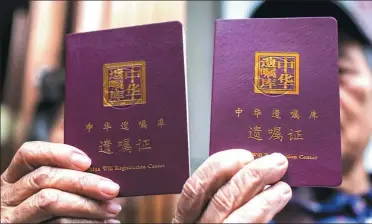  ?? PROVIDED TO CHINA DAILY ?? Elderly clients display their certificat­es after registerin­g their wills at the center’s branch in Guangzhou, Guangdong province.