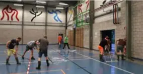  ?? FOTO BFM ?? Met vereende krachten en veel aftrekkers wordt de sporthal leeggemaak­t.