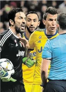  ?? (vlevo) spílal rozhodčímu a byl vyloučen FOTO PROFIMEDIA ?? Gianluigi Buffon