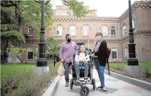  ?? ISABEL PERMUY ?? Bruno, ayer, con sus padres Rafael y Macarena a las puertas del Hospital Niño Jesús de Madrid