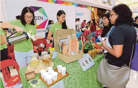  ?? [FOTO NIK HARIFF HASSAN/BH] ?? Antara barangan yang diusahakan ahli Caring Moms pada majlis pelancaran Caring Moms Bazaar di ruang legar pusat beli-belah Evolve Concept Mall, Ara Damansara.