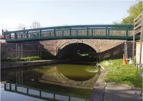  ?? PHOTO: TIM COGHLAN ?? The same bridge seen from Crick Wharf.