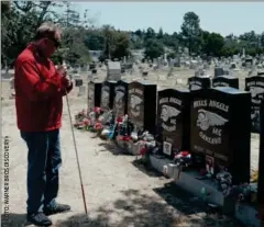  ?? ?? Antony Tait besøger gravpladse­n i Oakland, hvor flere kendte Hells Angels- medlemmer er begravet.