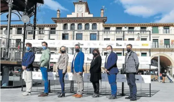  ??  ?? Organizado­res y patrocinad­ores del festival ‘Lo que Viene’ posaron en la plaza de Los Fueros antes de que diera inicio.